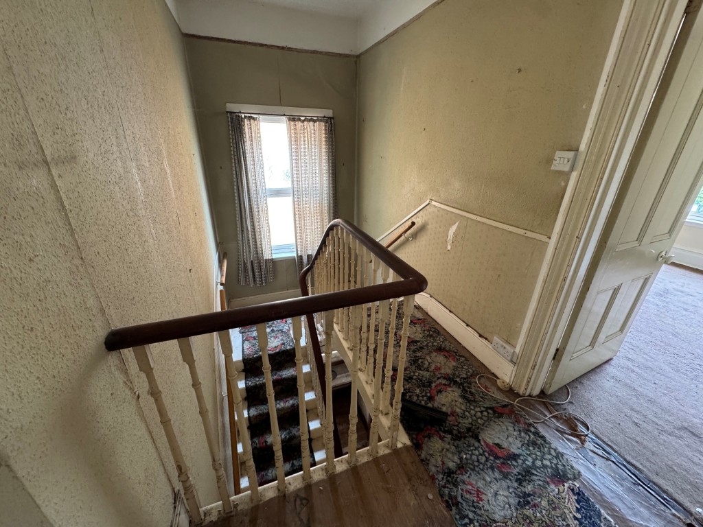 Lot: 101 - DETACHED FOUR-BEDROOM HOUSE FOR IMPROVEMENT - First floor landing